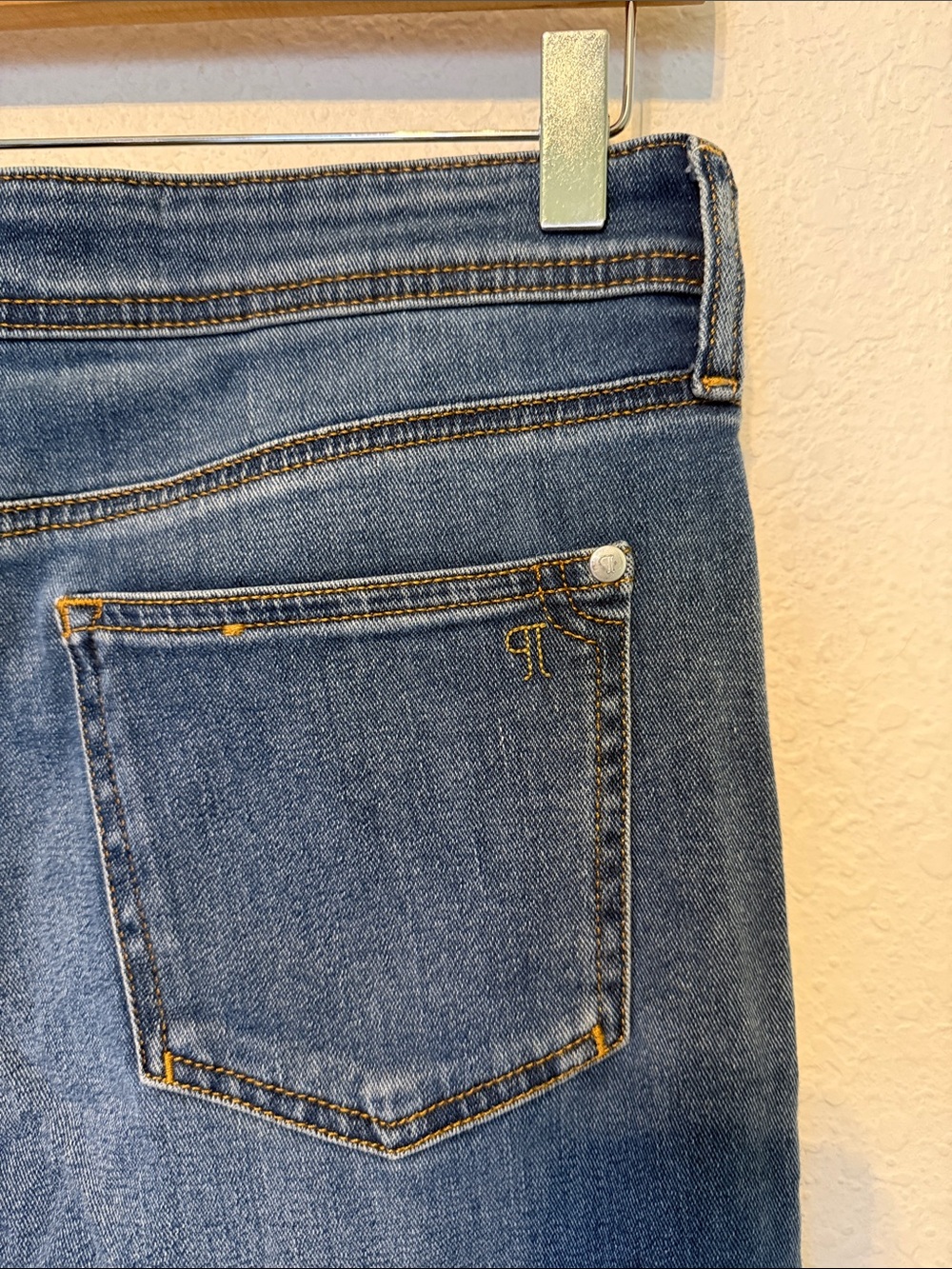 Pilcro slim Boyfriend Jeans in Medium Blue Wash - Picture 5 of 9